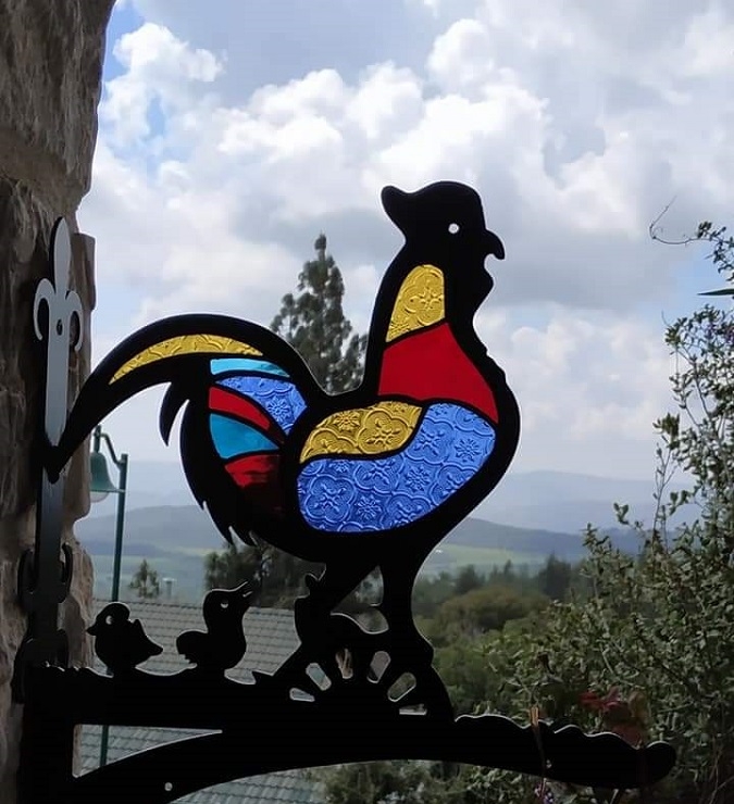 תרנגול ססגוני בגלריה לעבודות זכוכית באמירים