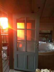 קרני השמש משתקפות בדלת המרפסת בקומה השניה