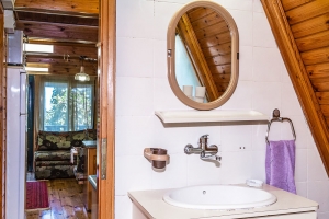 צימרים באמירים למשפחות בית העץ מבט מהמקלחת לסלון
