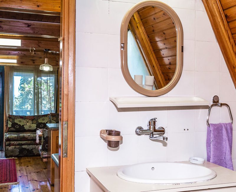 צימרים באמירים למשפחות בית העץ מבט מהמקלחת לסלון